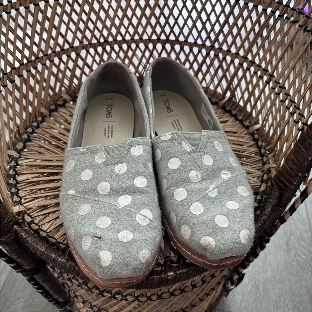 Grey and white polka dot Toms Alpargatas with rose gold metalic heel
